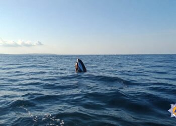 Moto d’acqua si ribalta al largo di Pembroke: due persone soccorse
