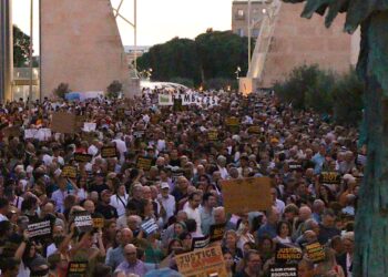 “Mafia, mafia”: bagno di folla in piazza a Valletta per Daphne Caruana Galizia, la veglia diventa protesta nazionale