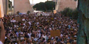 “Mafia, mafia”: bagno di folla in piazza a Valletta per Daphne Caruana Galizia, la veglia diventa protesta nazionale