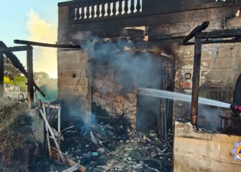 Incendio devasta un edificio a Dingli: salvati un anziano e il suo cane