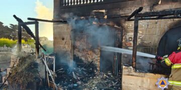 Incendio devasta un edificio a Dingli: salvati un anziano e il suo cane