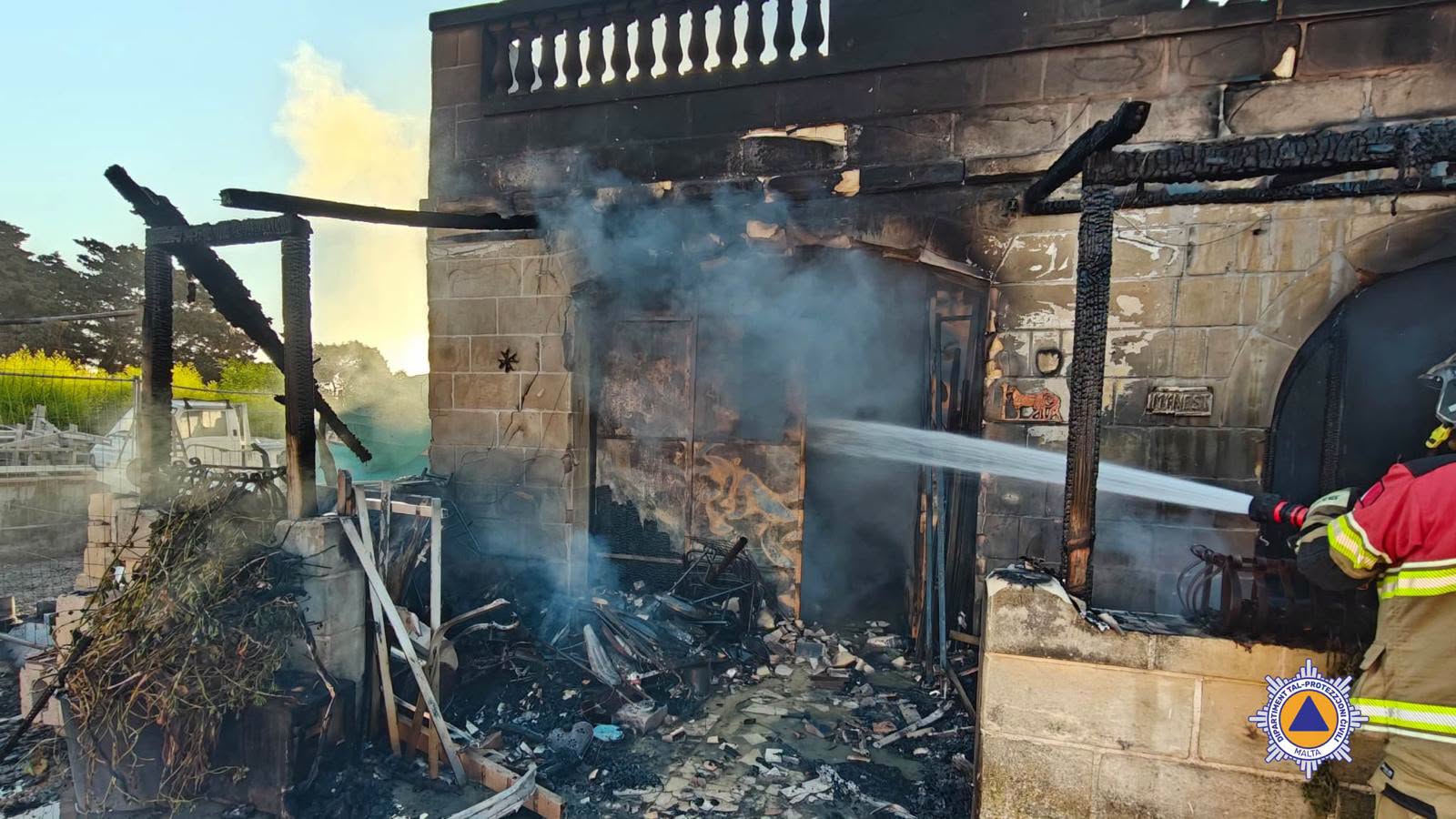 Incendio devasta un edificio a Dingli: salvati un anziano e il suo cane