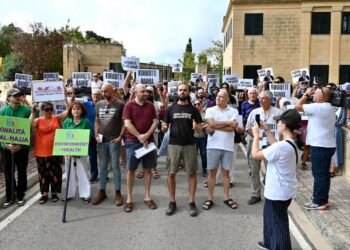 Levata di scudi contro il capo della Planning Authority, attivisti davanti alla sede: «Fuori i corrotti»