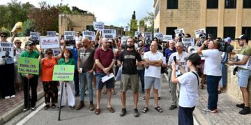 Levata di scudi contro il capo della Planning Authority, attivisti davanti alla sede: «Fuori i corrotti»