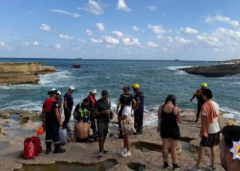Mare agitato, sette persone soccorse a St. Peter’s Pool
