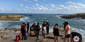 Mare agitato, sette persone soccorse a St. Peter’s Pool