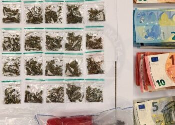 Scappano dalla polizia e si schiantano: arrestati due giovani per sospetto spaccio di droga