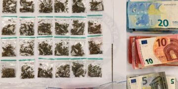Scappano dalla polizia e si schiantano: arrestati due giovani per sospetto spaccio di droga