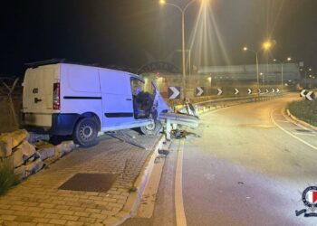 Perde il controllo dello scooter e finisce a terra: 40enne gravemente ferito