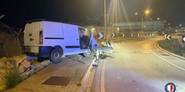 Perde il controllo dello scooter e finisce a terra: 40enne gravemente ferito