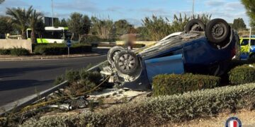 Schianto nella notte ad Attard, auto si ribalta e prende fuoco: due feriti