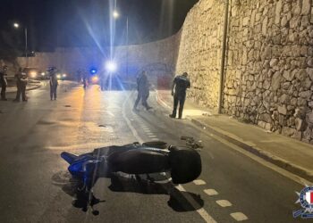 Perde il controllo dello scooter e finisce a terra: 40enne gravemente ferito