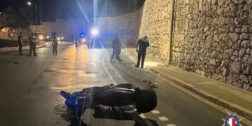 Perde il controllo dello scooter e finisce a terra: 40enne gravemente ferito