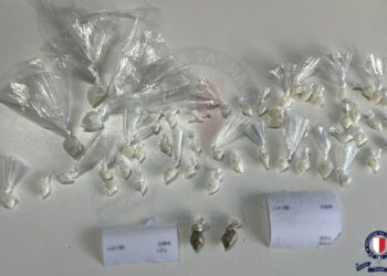 Guida col cellulare in mano, la polizia lo ferma e trova 40 bustine sospette: arrestato un 23enne