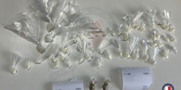 Guida col cellulare in mano, la polizia lo ferma e trova 40 bustine sospette: arrestato un 23enne